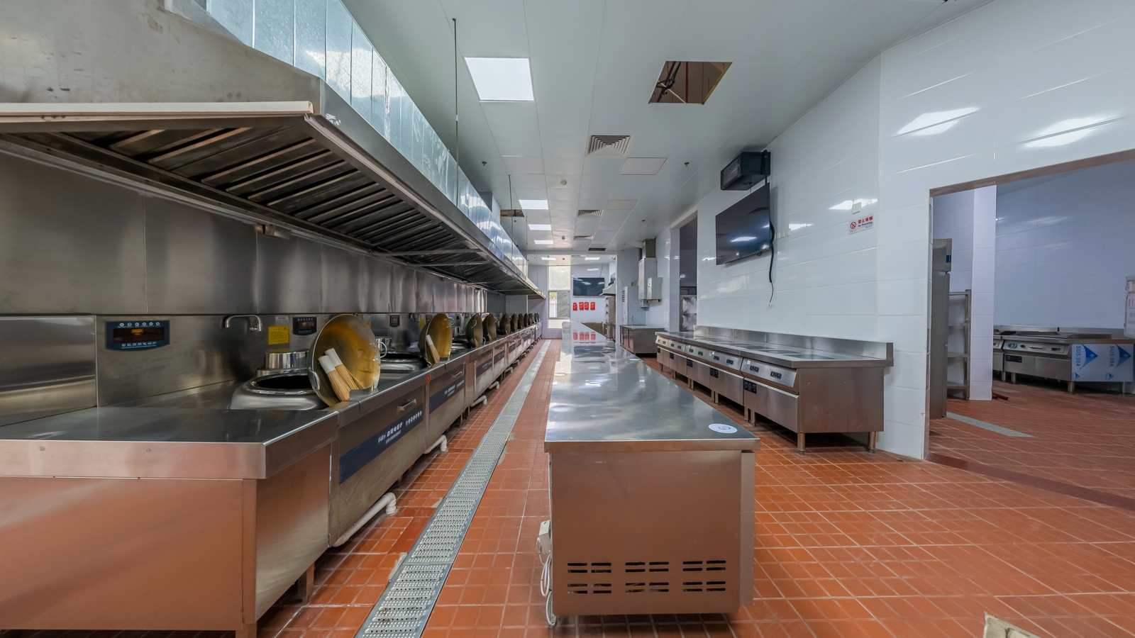 Chest Freezer vs Upright Freezer: Which Is Right for Your Commercial Kitchen?