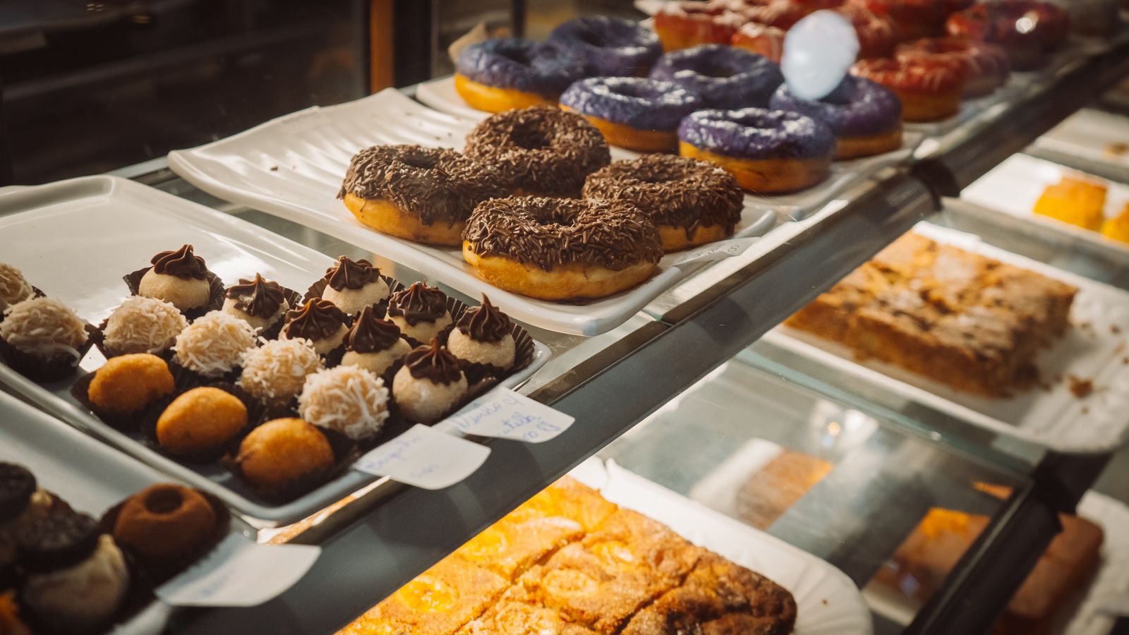 Cake Display Fridge Specs Explained: What Irish Cafés and Bakeries Actually Need to Know