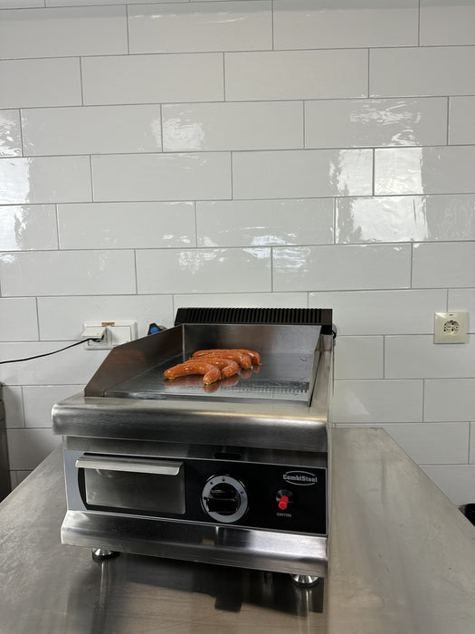Stainless steel gas griddle with chrome cooking surface and control knob view 5